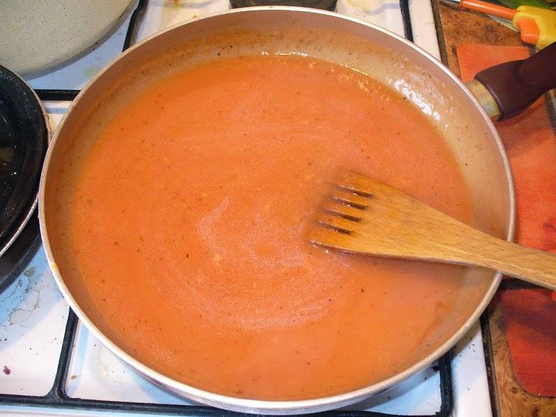 Sos pomidorowy - doskonały dodatek do dań mięsnych.