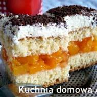 Biszkopt z brzoskwiniami, galaretką i bitą śmietaną