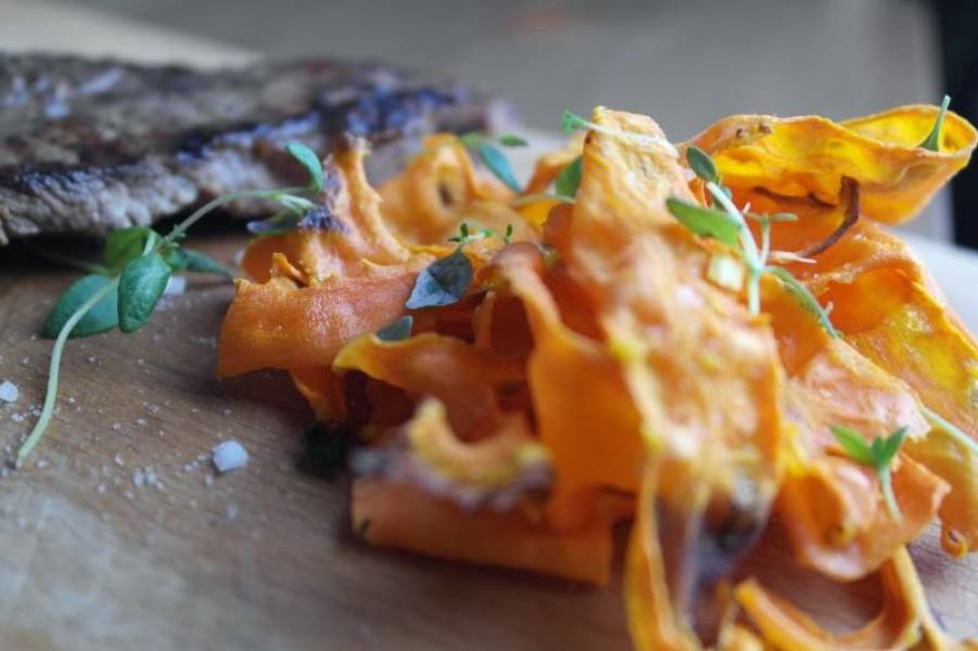 Dietetycznie: stek w sosie z pieczoną marchewką