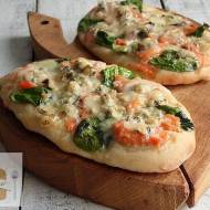 Mini pizza z łososiem, szpinakiem i serem