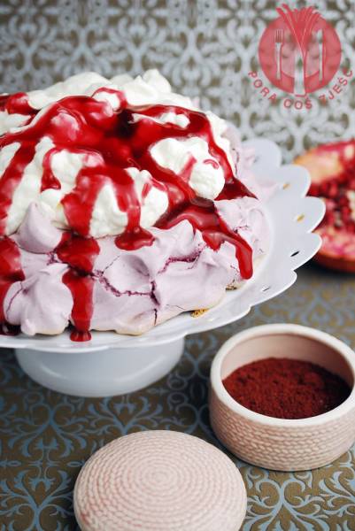 Pavlova z malinami i hibiskusem