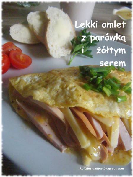 Lekki omlet z parówką i żółtym serem
