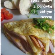 Lekki omlet z parówką i żółtym serem