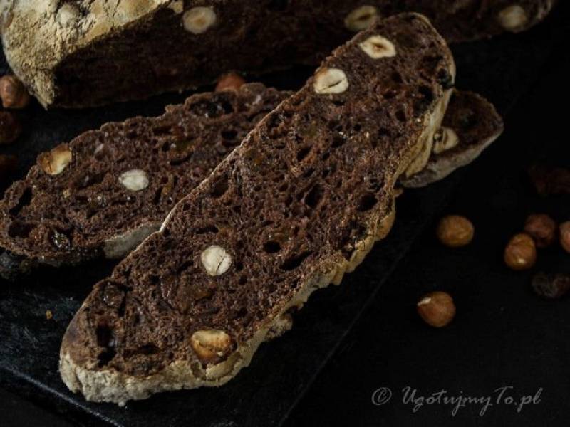 Chleb czekoladowy z orzechami i rodzynkami