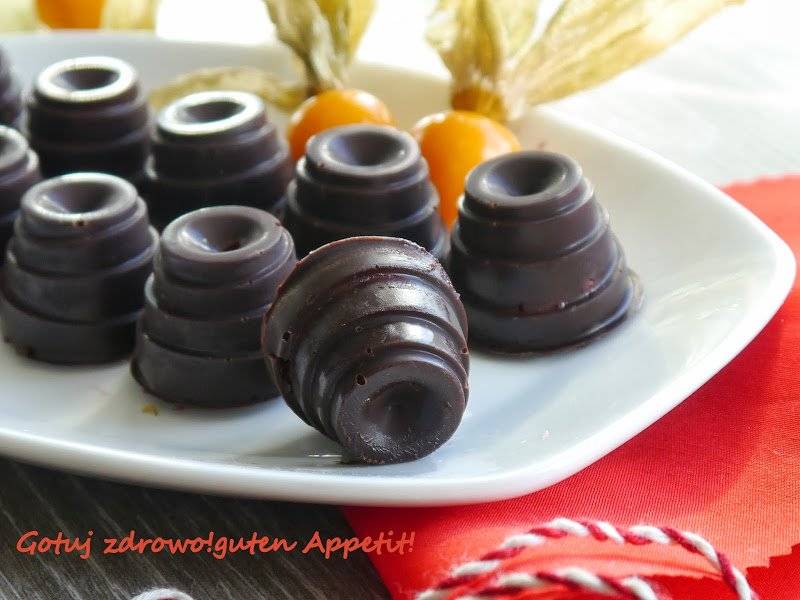 Pralinki orzechowe z amaretto i czekoladki z musem malinowam