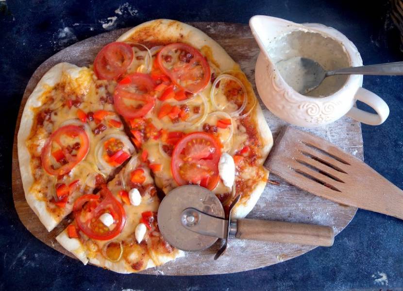 Pizza z kabanosem z kamienia granitowego - test, porównanie z szamotem, rezenzja