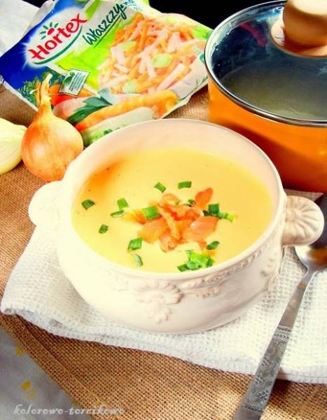 Serowa zupa z wędzonym łososiem