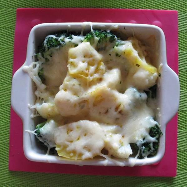 Brokuły i kalafior zapiekane z serem i ziemniakami