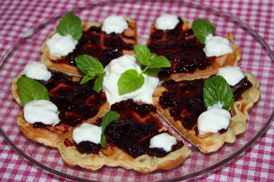 GOFRY Z BITĄ SMIETANĄ