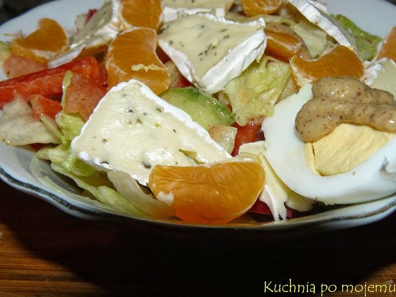 Sałatka rozmaitości na kolację: z serem pleśniowym i mandarynką