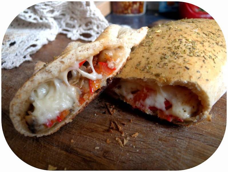 Pełnozirniste calzone z pieczarkami i papryką