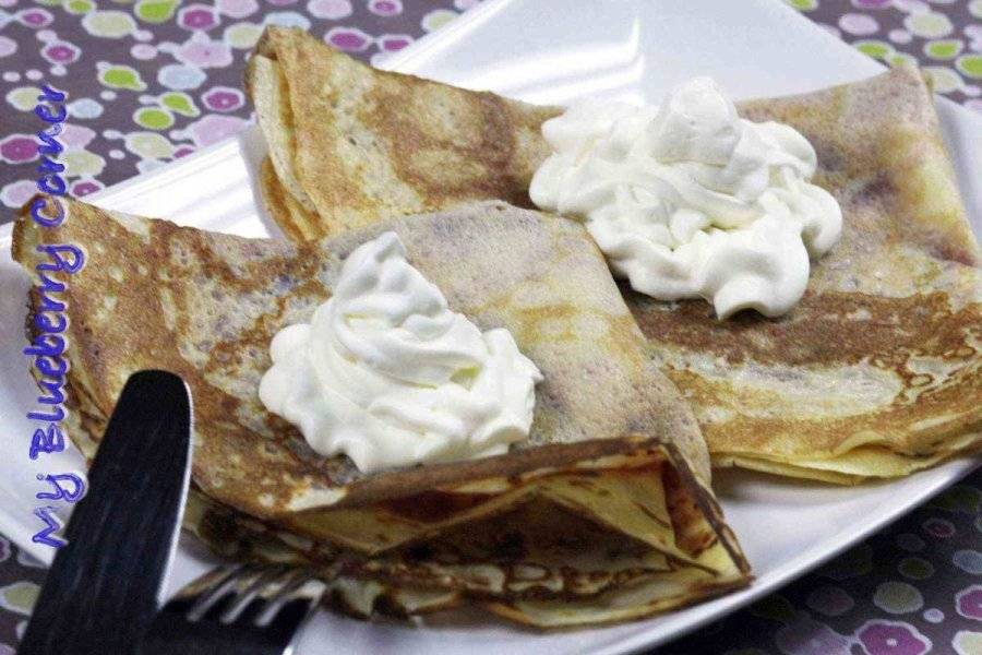 Crepes (naleśniki) z domowym dżemem truskawkowym i bitą śmietaną