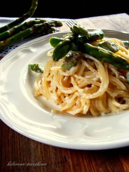 Spaghetti w sosie śmietanowo-serowym ze szparagami