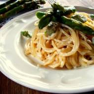 Spaghetti w sosie śmietanowo-serowym ze szparagami