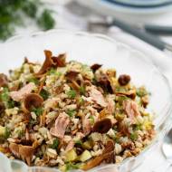 Ryż , tuńczyk , grzyby marynowane - Sałatka z trąbkami