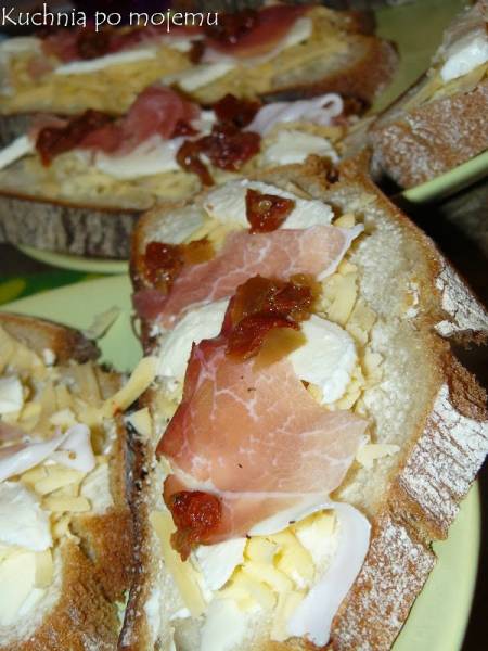 Zapiekanki z mozzarellą, prosciutto crudo i suszonym pomidorem oraz pyszna Mężowska jajecznica, czyli kolacja ze śniadaniem z pr