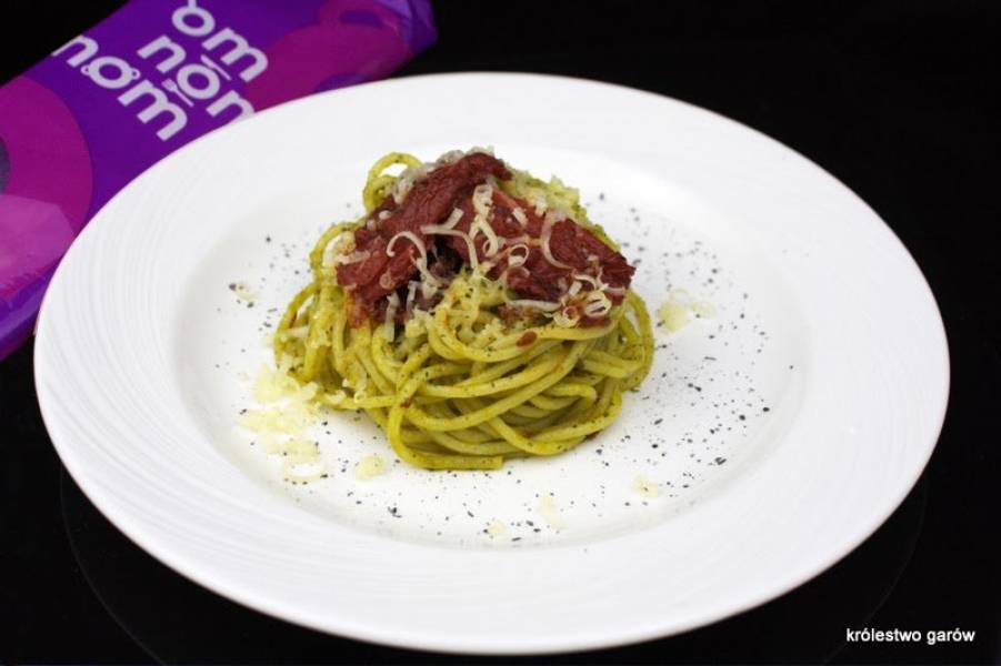 Spaghetti, sos z pietruszki, suszone pomidory w oliwie