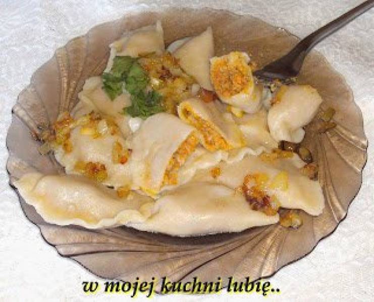 mięso z kości schabowych z jarzynami w pierogach okraszone wędzoną słoninką z cebulą...