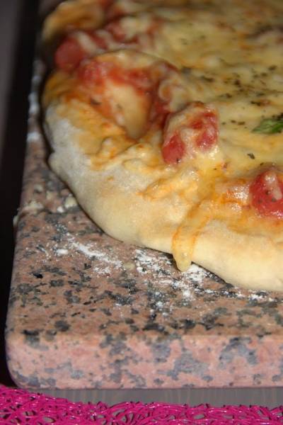 Pizza pieczona na kamieniu