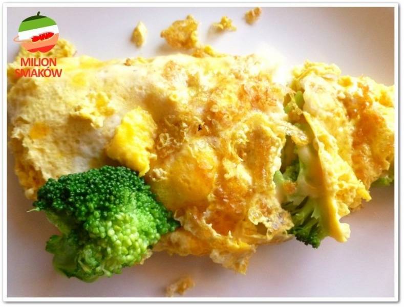 Omlet light z brokułem i serem żółtym