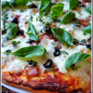 Pizza z szynką parmeńską, mozzarellą i gorgonzolą