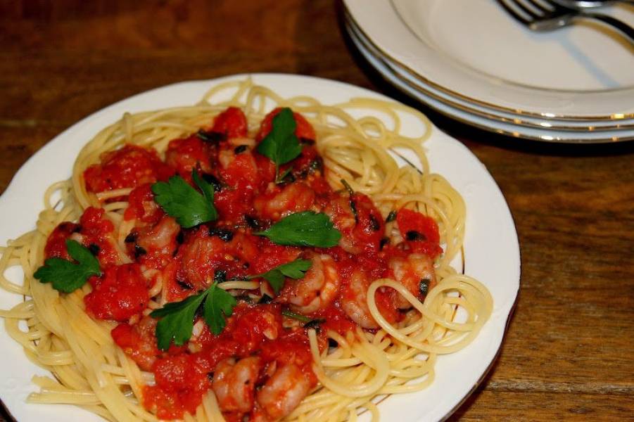 Spaghetti z krewetkami, pomidorami i pietruszką