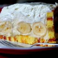Kremowe ciasto na roladzie truskawkowej z bananami