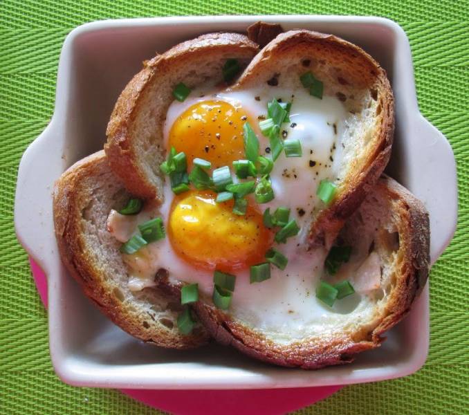 Jajko zapiekane z chlebem