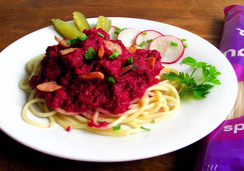 Trzy kolory: fioletowy (spaghetti + krem z pieczonych czerwonych buraków)