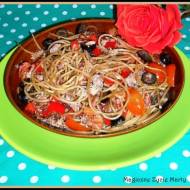 Razowe spaghetti z łososiem i pomidorkami koktajlowymi