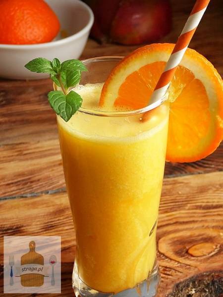 Dietetyczny koktajl z pomarańczy i mango