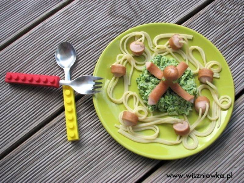 Spaghetti „ośmiornica na zielonej plaży”