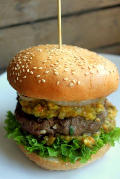 Hamburger z salsą z awokado