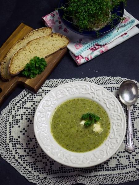 Zupa krem z brokułów i sera pleśniowego