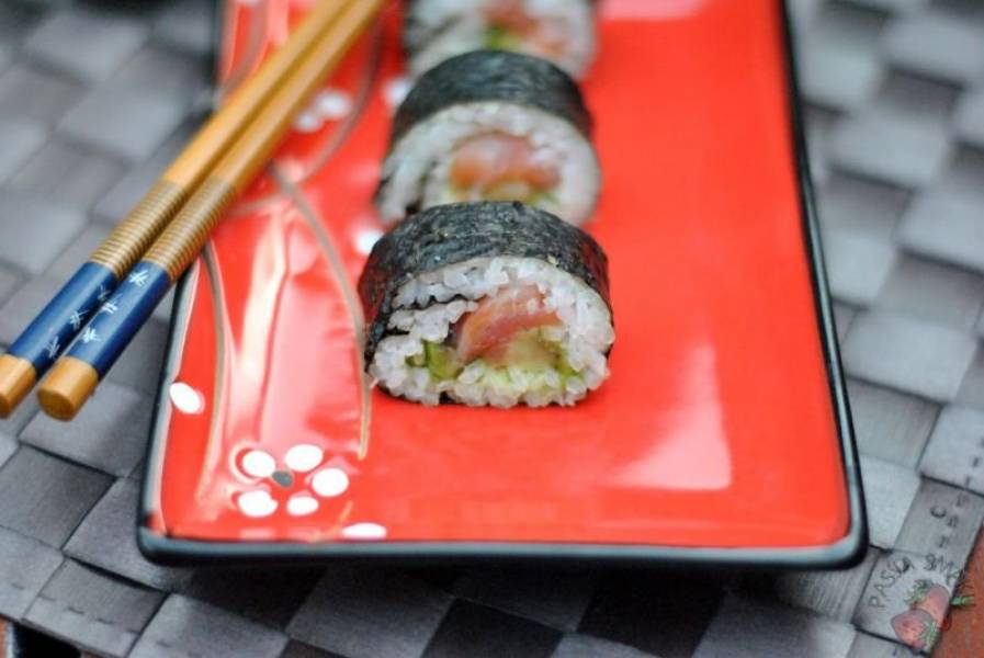 Sushi maki z łososiem i awokado