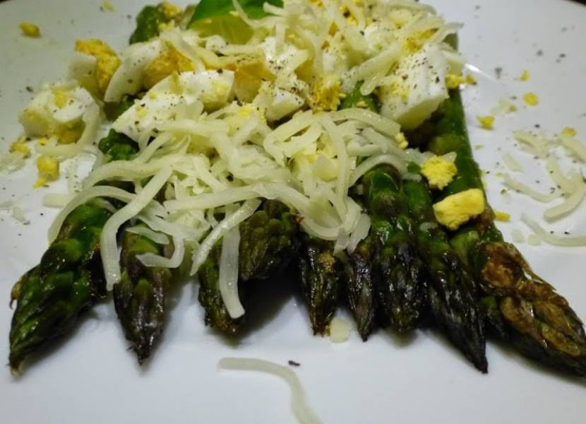 Zielone szparagi z jajkiem i mozzarellą