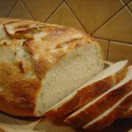 Domowy chleb pszenny na drożdżach.