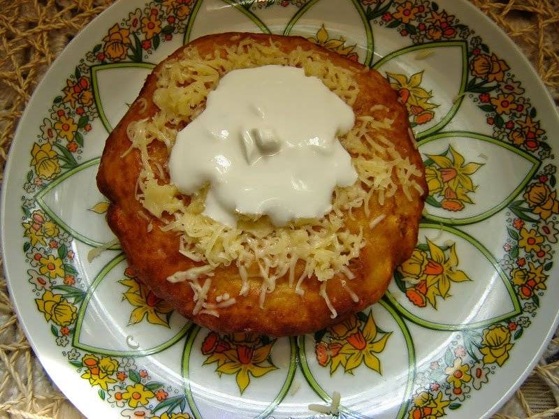 Langosz, lángos - placek węgierski z serem i kwaśną śmietaną