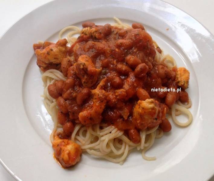 Bezglutenowe spaghetti z kurczakiem i czerwoną fasolą