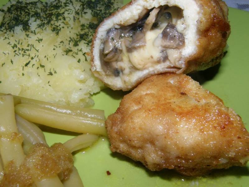 Kotlecik drobiowy z pieczarkami i żółtym serem