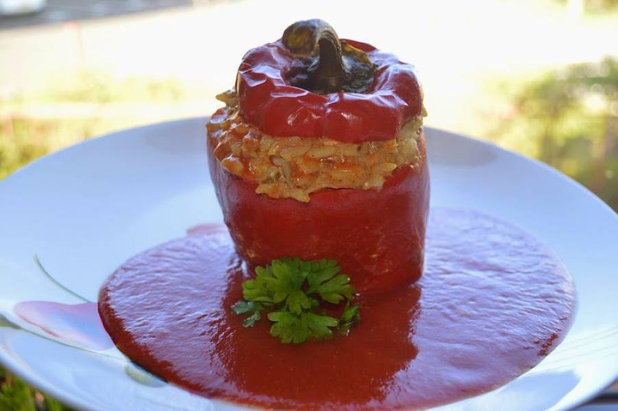 Papryka faszerowana w sosie pomidorowym.