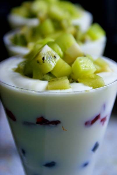 Lekki deser owocowy z miodowym jogurtem
