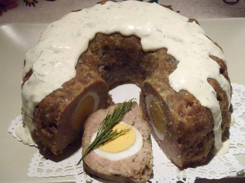 Wielkanocna babka mięsna z sosem chrzanowym