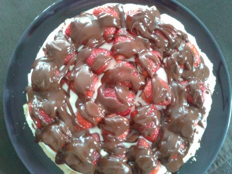 Tarta z mascarpone, truskawkami i czekoladą
