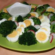 Brokuł z jajkiem i sosem czosnkowym
