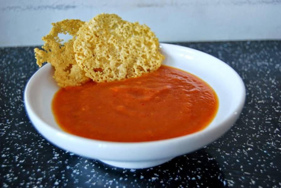 Zupa krem z pieczonych pomidorów z chipsami parmezanowymi