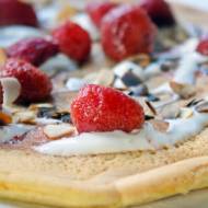 Pełnoziarnisty biszkoptowy omlet z truskawkami