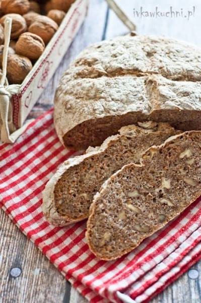 Chleb z orzechami włoskimi i marchewką oraz recenzja kamienia do pieczenia chleba BAKERO