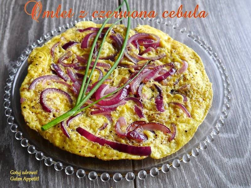 Omlet z czerwona cebula i octem balsamicznym