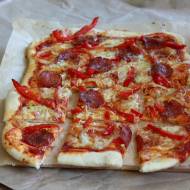 Pizza na cienkim cieście z papryką i salami